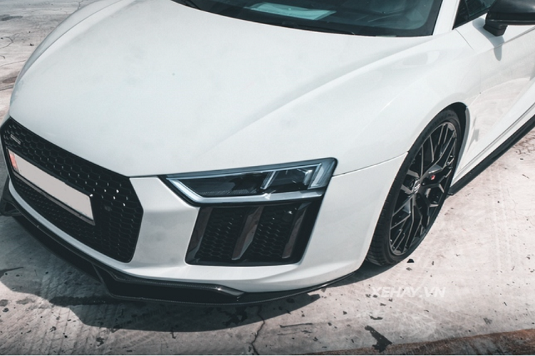 Audi R8 V10 Plus được ra đời vào năm 2016 và là thế hệ thứ 2 của dòng xe R8 đình đám. Xét về tổng thể, Audi R8 V10 Plus không có sự thay đổi rõ rệt về kiểu dáng mà thay vào đó là những tinh chỉnh nhẹ đem đến sự mới mẻ và hiện đại hơn cho mẫu siêu xe.