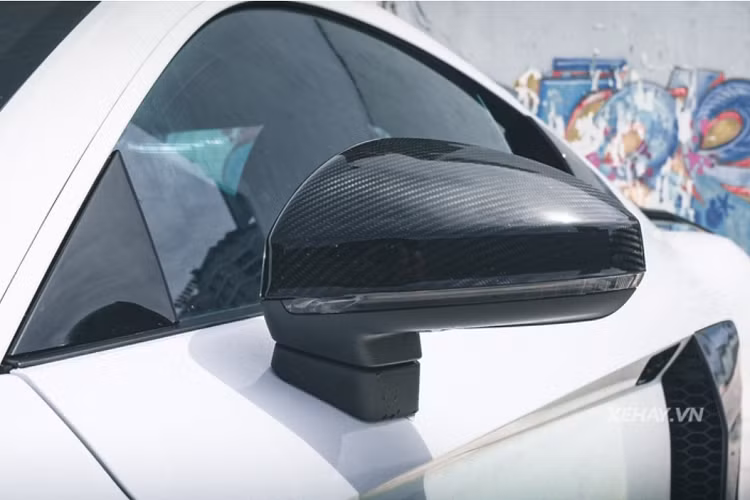 Audi R8 V10 Plus được trang bị khối động cơ V10 hút khí tự nhiên có dung tích 5.2 lít, sản sinh công suất tối đa 602 mã lực và mô men xoắn cực đại đạt mức 560 Nm. Nhờ hộp số tự động 7 cấp và hệ dẫn động 4 bánh Quattro, xe chỉ mất 3,2 giây để tăng tốc từ 0-100 km/h, 0-200 km/h mất 9,9 giây trước khi đạt vận tốc tối đa 330 km/h.