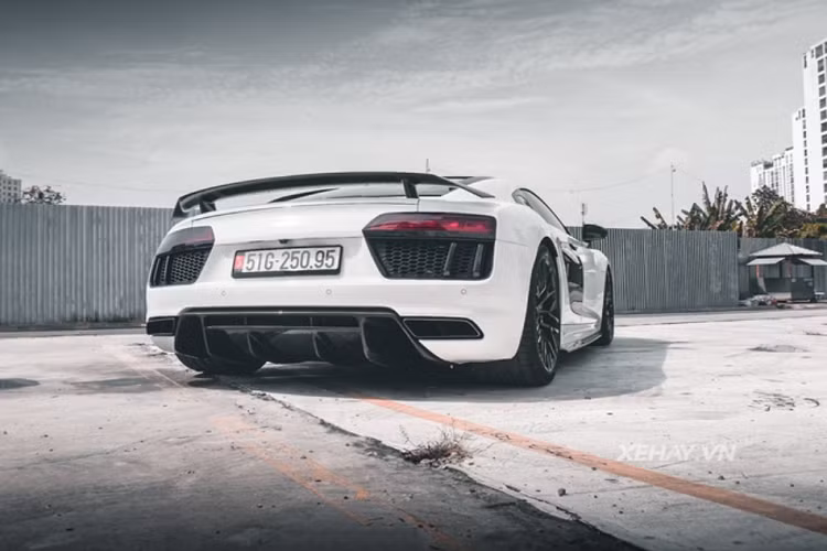 Ngoài ra, phần thân của chiếc Audi R8 V10 Plus ở Sài Gòn này còn được san sẻ nền tảng với "người anh em cùng cha khác mẹ" Lamborghini Huracan.