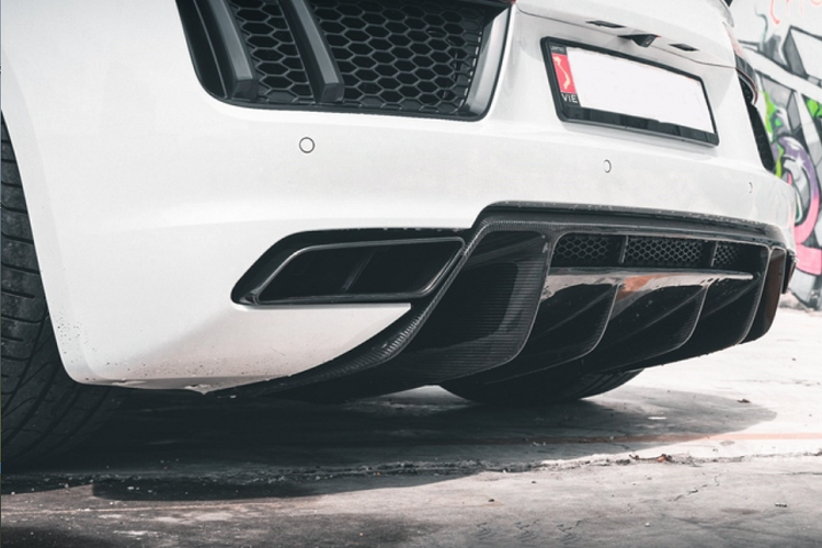 Bên cạnh đó, siêu xe Đức cũng được chủ nhân độ thêm bộ ống xả hiệu Capristo của Ý, để cho ra âm thanh uy lực và phấn khích hơn. Được biết, hệ thống ống xả này có giá lên đến 200 triệu đồng.