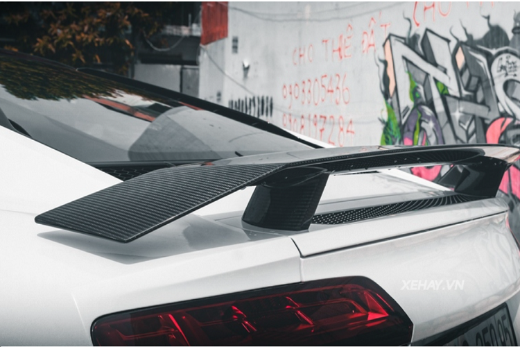 Thay đổi đầu tiên dễ dàng nhận thấy nhất trên Audi R8 V10 Plus chính là cụm đèn chiếu sáng với công nghệ Full-Led cùng thiết kế góc cạnh và sắc sảo kèm hốc hút gió cỡ lớn giúp tăng tính khí động học. Đuôi xe thiết kế khá tương đồng phần đầu với khe hút gió sơn đen cùng các lưới dạng tổ ong. Cặp ống xả kép cùng các cánh gió gầm xe gia tăng vẻ nam tính cho mẫu xe có thiết kế đầy mềm mại này.