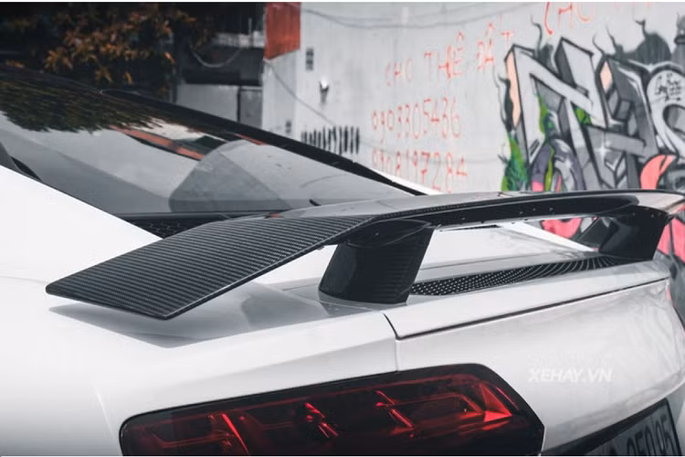 Thay đổi đầu tiên dễ dàng nhận thấy nhất trên Audi R8 V10 Plus chính là cụm đèn chiếu sáng với công nghệ Full-Led cùng thiết kế góc cạnh và sắc sảo kèm hốc hút gió cỡ lớn giúp tăng tính khí động học. Đuôi xe thiết kế khá tương đồng phần đầu với khe hút gió sơn đen cùng các lưới dạng tổ ong. Cặp ống xả kép cùng các cánh gió gầm xe gia tăng vẻ nam tính cho mẫu xe có thiết kế đầy mềm mại này.