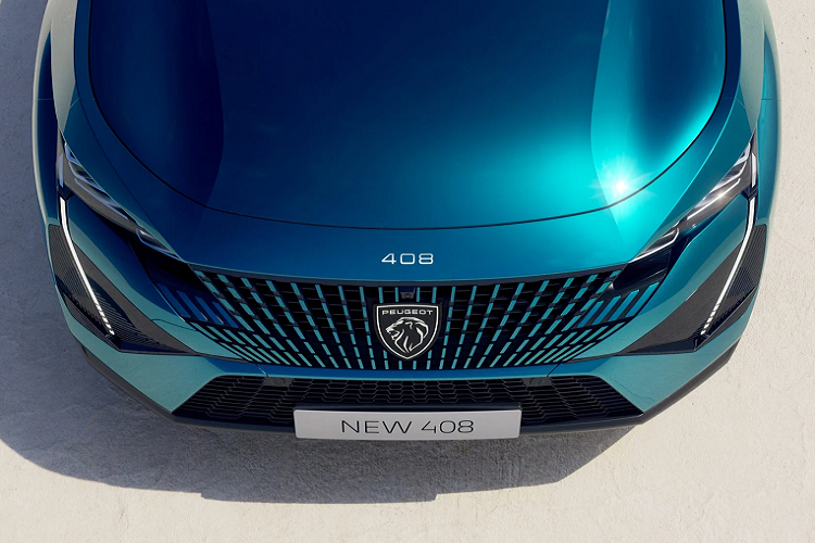 Theo đó, kích thước tổng thể của Peugeot 408 2023 khá tương đồng với Citroen C5 X. Chiều dài tổng thể và chiều dài cơ sở lần lượt là 4.690 mm và 2.787 mm. Trong khi đó chiều cao tổng thể 1.500 mm có vẻ thấp hơn chuẩn chung của một dòng xe SUV (từ 1.640 – 1.750 mm).