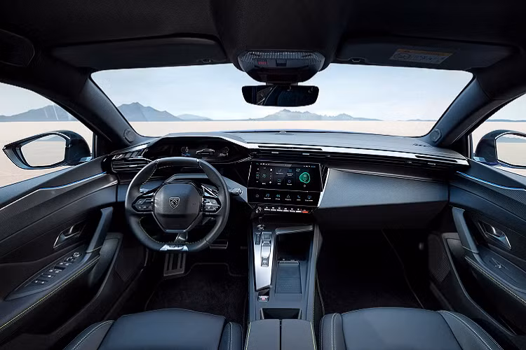 Peugoet 408 2023 không sử dụng cấu trúc STLA Medium mới của Stellantis (liên minh kết hợp giữa Fiat Chrysler Automobiles và PSA Group) dự kiến ra mắt vào năm 2024. Thay vào đó, mẫu xe này tiếp tục được phát triển dựa trên cấu trúc EMP Platform tương tự thế thệ trước, nhưng đã được nâng cấp mới.