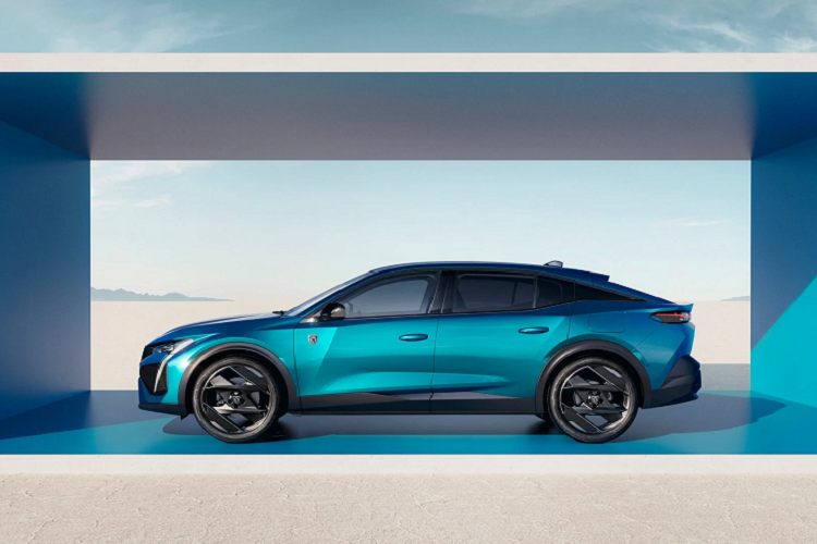 Peugeot cũng không công bố khả năng di chuyển thuần điện của các phiên bản PHEV. Có thể hãng xe Pháp vẫn chưa có con số sau thử nghiệm, hoặc có thể nó cũng không quá ấn tượng để công bố. Nếu nhìn qua mẫu xe anh em C5 X, thử nghiệm theo chuẩn WLTP của động cơ PHEV đạt quãng đường di chuyển thuần điện từ 55-61 km, nhưng trong thực tế chỉ từ 40 – 48 km. Thời gian sạc đầy bộ pin 12,4 kWh với bộ sạc tiêu chuẩn 3,7 kW là 3h50p, nhưng có thể giảm còn 1h50p nếu sử dụng bộ sạc nhanh 7,4 kW mua thêm.