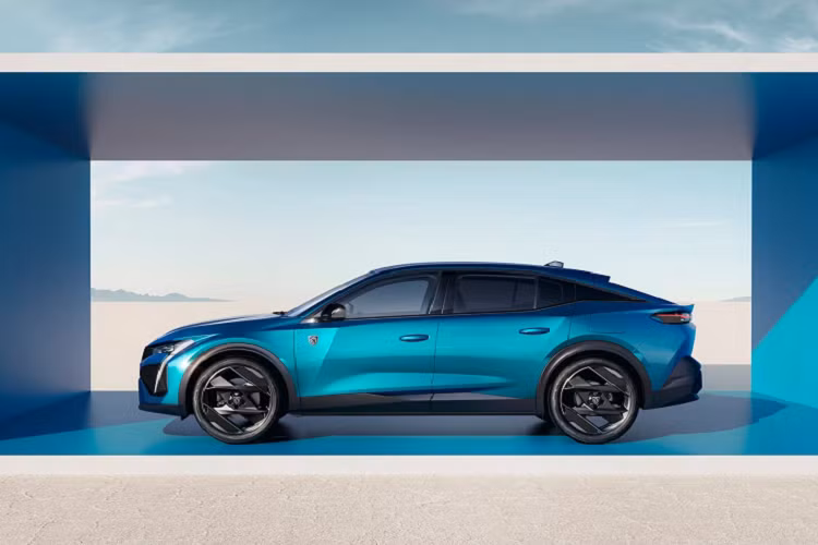 Peugeot cũng không công bố khả năng di chuyển thuần điện của các phiên bản PHEV. Có thể hãng xe Pháp vẫn chưa có con số sau thử nghiệm, hoặc có thể nó cũng không quá ấn tượng để công bố. Nếu nhìn qua mẫu xe anh em C5 X, thử nghiệm theo chuẩn WLTP của động cơ PHEV đạt quãng đường di chuyển thuần điện từ 55-61 km, nhưng trong thực tế chỉ từ 40 – 48 km. Thời gian sạc đầy bộ pin 12,4 kWh với bộ sạc tiêu chuẩn 3,7 kW là 3h50p, nhưng có thể giảm còn 1h50p nếu sử dụng bộ sạc nhanh 7,4 kW mua thêm.