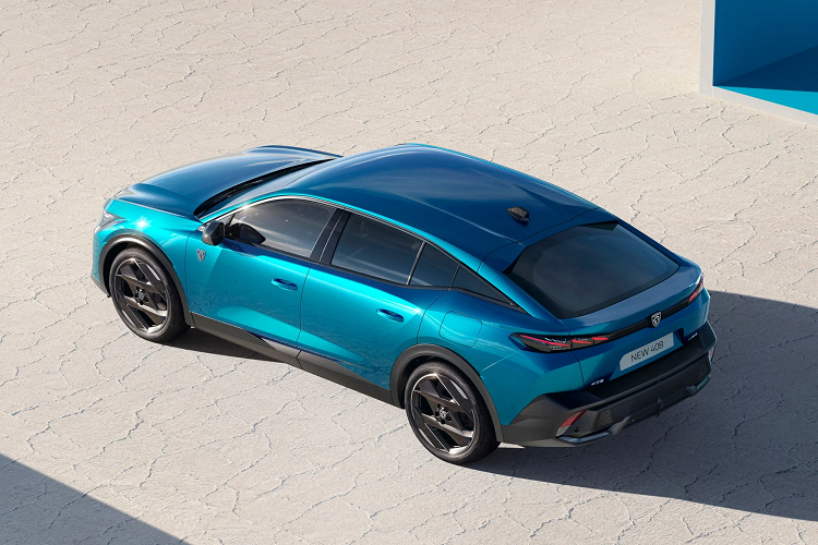 Ngoài ra, Peugeot 408 cũng có phiên bản sử dụng động cơ thuần điện. Nhưng thông tin về phạm vi vận hành của phiên bản này vẫn chưa được công bố, và có vẻ vẫn trong giai đoạn thử nghiệm. Không chỉ bên ngoài, khoang lái các mẫu xe Peugeot gần đây cũng được đánh giá rất cao trong phân khúc, và Peugeot 408 2023 cũng không nằm ngoài quy luật đó.