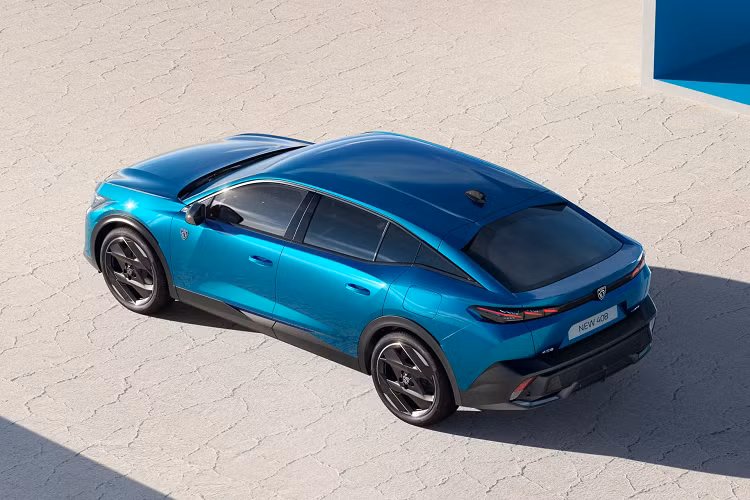 Ngoài ra, Peugeot 408 cũng có phiên bản sử dụng động cơ thuần điện. Nhưng thông tin về phạm vi vận hành của phiên bản này vẫn chưa được công bố, và có vẻ vẫn trong giai đoạn thử nghiệm. Không chỉ bên ngoài, khoang lái các mẫu xe Peugeot gần đây cũng được đánh giá rất cao trong phân khúc, và Peugeot 408 2023 cũng không nằm ngoài quy luật đó.