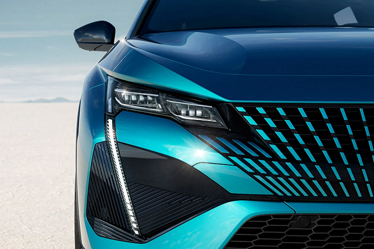 Mặc dù có kích thước tương đồng, nhưng Peugeot 408 không hẳn là bản sao của Citroen C5 X. Mẫu xe này vẫn có thiết kế đặc trưng và có phần gầm cao ráo nếu so với biến thể sedan của thế hệ trước. Phần đầu xe Peugeot 408 2023 tạo điểm nhấn với mặt ca-lăng không viền và liền khối với cùm đèn pha; khung cửa sổ kéo dài đến tận cốp sau; đuôi xe vuông vắn nhưng góc cạnh; trong khi các đường dập nổi trên thân xe dứt khoát và gãy gọn hơn.