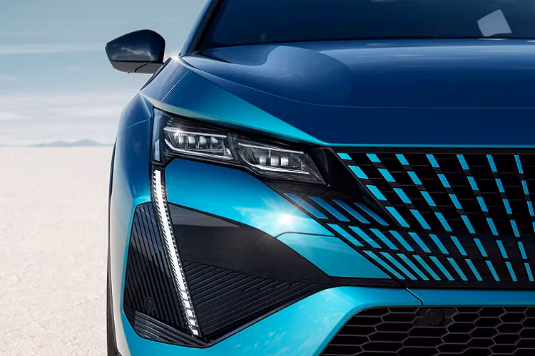 Mặc dù có kích thước tương đồng, nhưng Peugeot 408 không hẳn là bản sao của Citroen C5 X. Mẫu xe này vẫn có thiết kế đặc trưng và có phần gầm cao ráo nếu so với biến thể sedan của thế hệ trước. Phần đầu xe Peugeot 408 2023 tạo điểm nhấn với mặt ca-lăng không viền và liền khối với cùm đèn pha; khung cửa sổ kéo dài đến tận cốp sau; đuôi xe vuông vắn nhưng góc cạnh; trong khi các đường dập nổi trên thân xe dứt khoát và gãy gọn hơn.