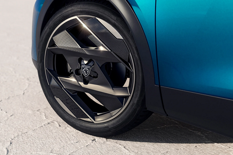 Một số chi tiết ngoại thất Peugeot 408 2023 được sơn đen tạo điểm nhấn thể thao như ốp cản trước, la-zăng và viền cửa sổ. Ngoài ra, cụm đèn pha LED siêu mỏng cũng làm phần trước xe khá “ngầu”. Phía sau Peugeot 408 2023 trang bị một tấm ốp bảo vệ sơn đen, nhưng khôgn đem lại sự đặc biệt khi khá giống ý tưởng thiết kế trên Subaru WRX. Tuy nhiên hai cánh khuếch tán trên nóc xe mà Peugeot gọi là “hai tai mèo” được thiết kế khá thú vị, ngoài tạo điểm nhấn chúng còn giúp tối ưu luồng khí di chuyển ra phía sau.