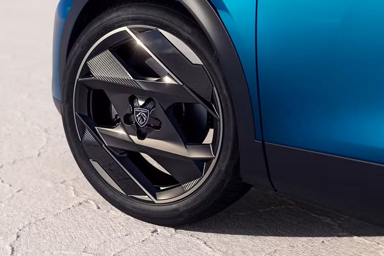 Một số chi tiết ngoại thất Peugeot 408 2023 được sơn đen tạo điểm nhấn thể thao như ốp cản trước, la-zăng và viền cửa sổ. Ngoài ra, cụm đèn pha LED siêu mỏng cũng làm phần trước xe khá “ngầu”. Phía sau Peugeot 408 2023 trang bị một tấm ốp bảo vệ sơn đen, nhưng khôgn đem lại sự đặc biệt khi khá giống ý tưởng thiết kế trên Subaru WRX. Tuy nhiên hai cánh khuếch tán trên nóc xe mà Peugeot gọi là “hai tai mèo” được thiết kế khá thú vị, ngoài tạo điểm nhấn chúng còn giúp tối ưu luồng khí di chuyển ra phía sau.