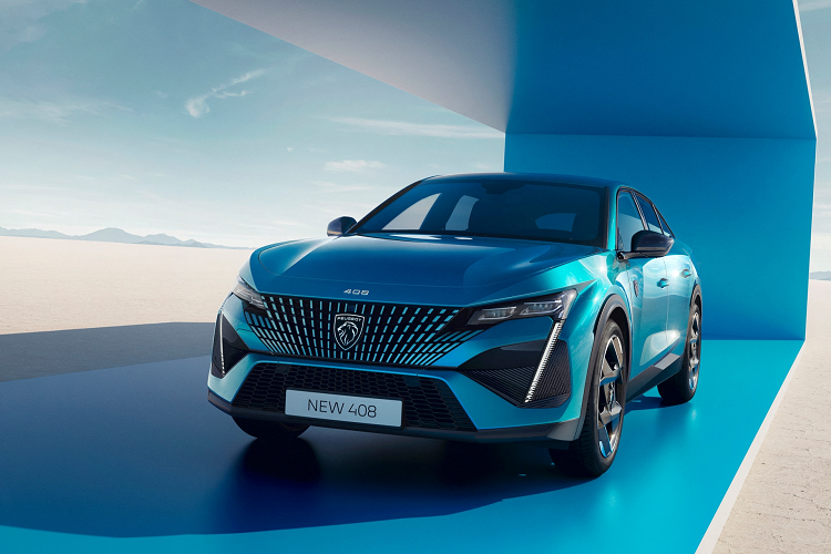 Trong phân khúc xe phổ thông, các mẫu xe đồng hương của Peugoet 408 cũng sử dụng thiết kế thân xe này như Renault Arkana hay Citroen C5 X. Bộ ba này sẽ cạnh tranh cùng 2 đối thủ truyền thống tại thị trường Châu Âu là Skoda Octavia và Ford Focus, và chứng minh cho người tiêu dùng rằng các dòng xe gia đình không nhất thiết phải có thiết kế cục mịch và cực kỳ nhàm chán.