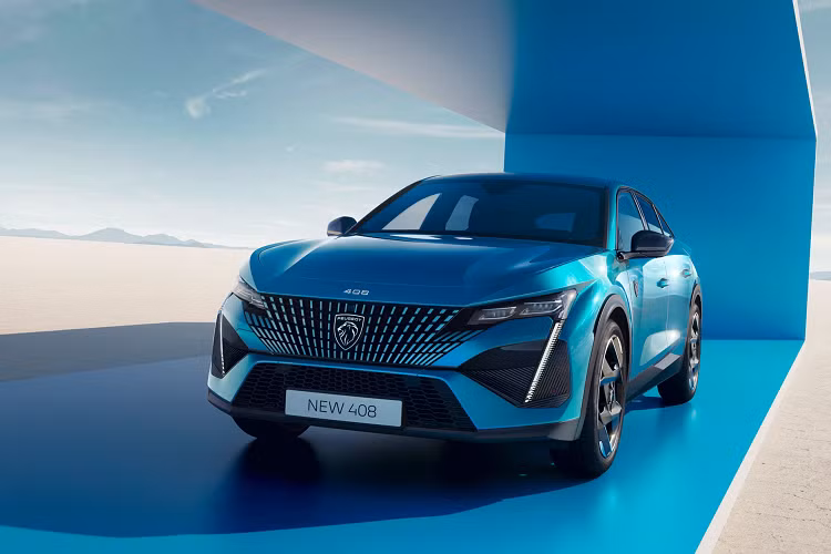 Trong phân khúc xe phổ thông, các mẫu xe đồng hương của Peugoet 408 cũng sử dụng thiết kế thân xe này như Renault Arkana hay Citroen C5 X. Bộ ba này sẽ cạnh tranh cùng 2 đối thủ truyền thống tại thị trường Châu Âu là Skoda Octavia và Ford Focus, và chứng minh cho người tiêu dùng rằng các dòng xe gia đình không nhất thiết phải có thiết kế cục mịch và cực kỳ nhàm chán.