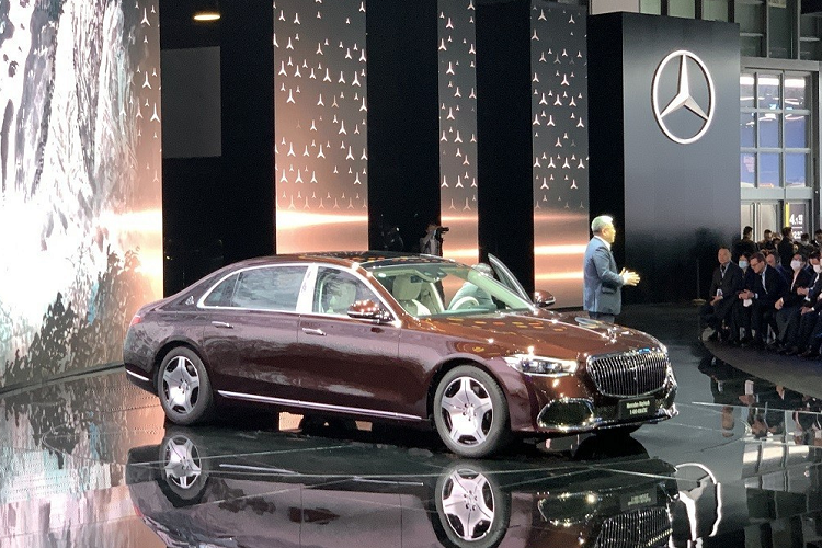 Về khả năng vận hành, Mercedes-Maybach S450 4Matic 2022 được trang bị động cơ tăng áp, dung tích 3.0L thế hệ mới với công nghệ EQ Boost tạo ra công suất tối đa 367 mã lực. Trong khi đó, phiên bản S 680 4Matic sử dụng động cơ V12, tăng áp kép, dung tích 6.0L sản sinh tới 612 mã lực. Cả 2 phiên bản đều được trang bị hệ dẫn động 4 bánh toàn thời 4Matic nhưng chỉ bản S 680 mới có tính năng hỗ trợ đánh lái bánh sau.