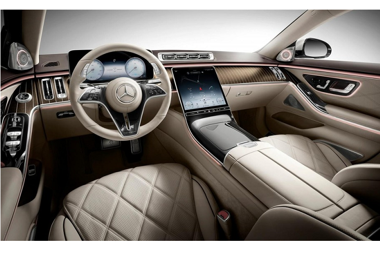 Vô lăng kiểu mới tích hợp nút điều khiển cảm ứng, hàng ghế trước chỉnh điện với bộ nhớ 3 vị trí kèm tính năng sưởi và thông gió, phía sau là bảng đồng hồ kỹ thuật số 12,3 inch. Trần xe được Maybach tinh tế sử dụng vật liệu vi sợi DINAMICA, giúp không gian được tăng thêm sự sang trọng và độc quyền, ghế được bọc da Maybach Exclusive Nappa với thiết kế hoạ tiết hình kim cương và các đường chỉ thêu nổi được làm thủ công.