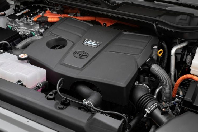 Sức mạnh động cơ gia tăng giúp sức tải và sức kéo của Toyota Tundra mới cũng cải thiện đáng kể, lần lượt là 880 kg và 5.440 kg, tức tăng 11% và 17.6% so với trước đây. Khả năng off-road của Toyota Tundra 2022 cũng ấn tượng hơn hẳn nhờ đổi mới khung gầm, hệ thống treo sử dụng lò xo cùng giảm xóc 2.5 inch của Fox.