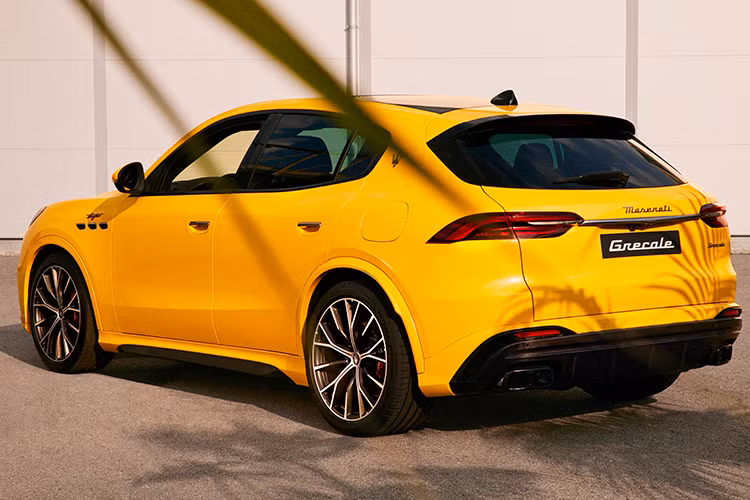 Ở đuôi xe, đèn hậu boomerang đặc trưng của Maserati có thiết kế mảnh hơn, lấy cảm hứng từ chiếc Giugiaro 3200 GT. Phần kính sau của xe cũng được vuốt xuôi nhằm tạo hiệu ứng xe Coupe cho khoang lái.