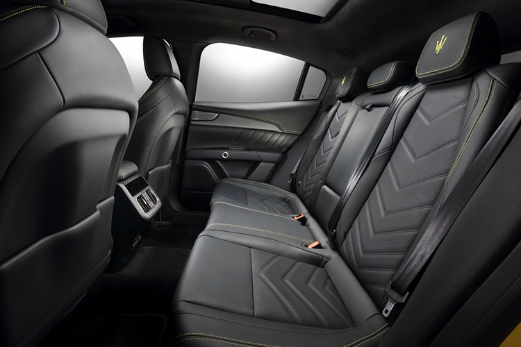 Hệ thống âm thanh mà Maserati Grecale sở hữu mang thương hiệu Sonus Faber với tùy chọn cao nhất có đến 21 loa vệ tinh và loa vòm 3D cho tổng công suất 1.200W. Hệ thống thông tin giải trí của Maserati Grecale sử dụng hệ điều hành MIA cho phép người dùng sử dụng tiện ích Apple CarPlay và Android Auto với giao diện như máy tính bảng.