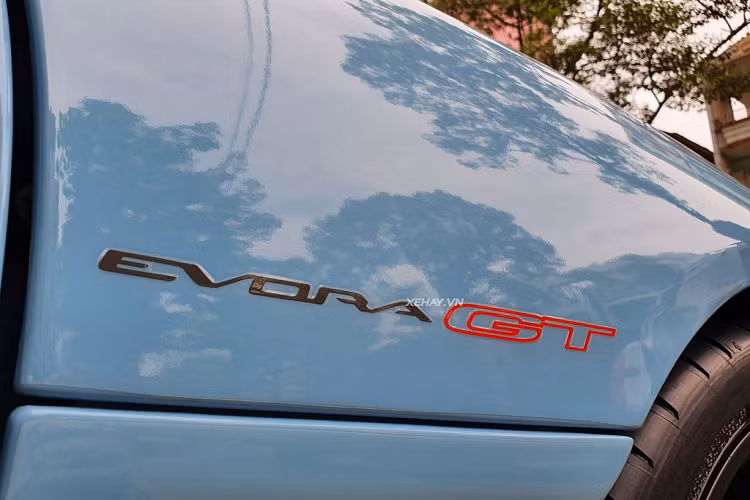 Chiếc siêu xe Lotus Evora GT đầu tiên tại Việt Nam sử dụng khối động cơ V6 3.5L tương tự của Camry nhưng sản sinh công suất lên tới 416 mã lực và mô-men xoắn cực đại 430 Nm đi cùng hộp số sàn 6 cấp.