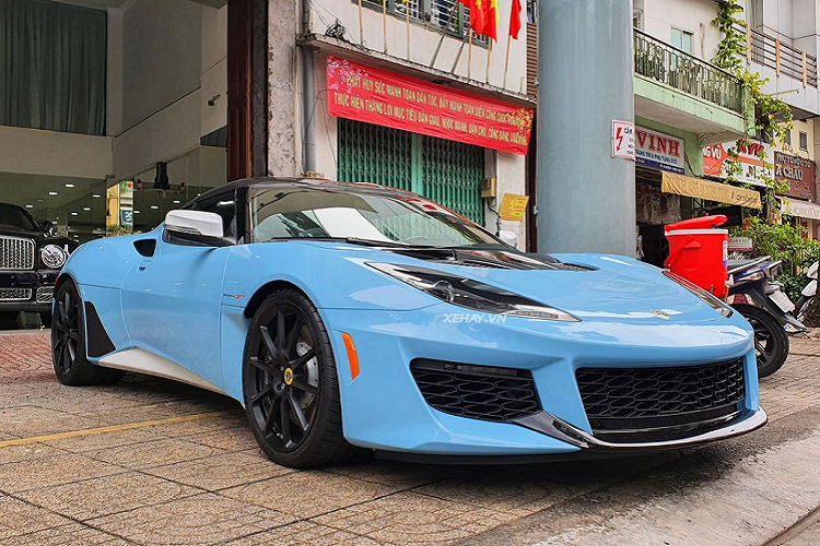 Lotus Evora GT đầu tiên tại Việt Nam sở hữu màu sơn ngoại thất xanh dương với điểm nhấn tông màu cam và đen ở ốp hông, gương xe, nắp capô, cản va trước,… .