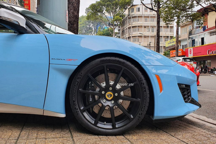 Một số trang bị tiện nghi có thể kể đến trên Lotus Evora GT bao gồm màn hình cảm ứng trung tâm phục vụ nhu cầu giải trí, có Apple Carplay và Android Auto, sưởi ghế, ga tự động,...