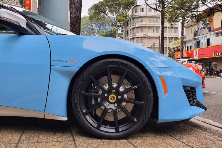 Một số trang bị tiện nghi có thể kể đến trên Lotus Evora GT bao gồm màn hình cảm ứng trung tâm phục vụ nhu cầu giải trí, có Apple Carplay và Android Auto, sưởi ghế, ga tự động,...