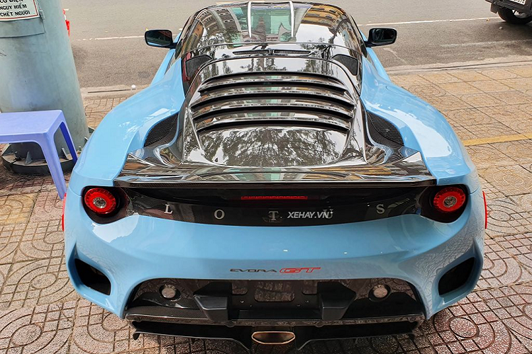 Đối với nội thất, Evora GT được bọc Alcantara màu đen và có một số điểm nhấn màu cam nổi bật.