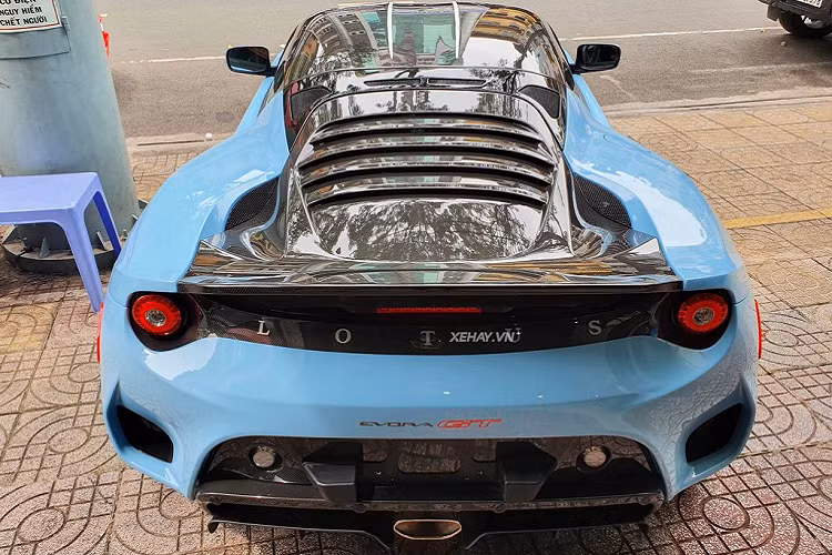 Đối với nội thất, Evora GT được bọc Alcantara màu đen và có một số điểm nhấn màu cam nổi bật.