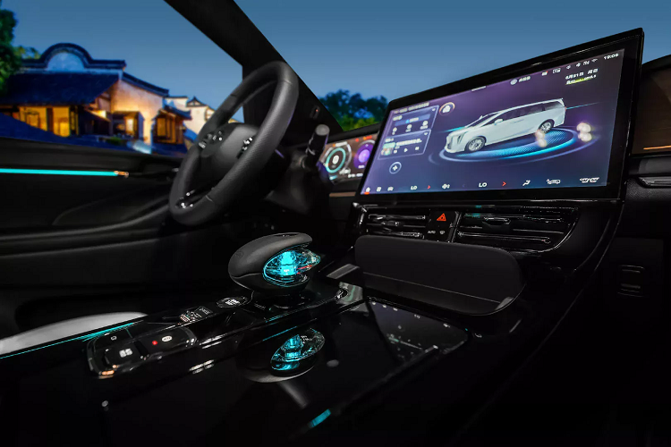 Hãng xe Trung Quốc cũng rất đầu tư khi trang bị cho xe ghế bọc da sang trọng và nhiều chi tiết làm từ kim loại bóng ở nội thất. Hệ thống chiếu sáng có mặt xung quanh cabin xe. GAC còn cung cấp tùy chọn “Royal Opera” lạ mắt hơn với cách phối màu đỏ, vàng và trắng. Chi tiết trang trí nghệ thuật bên taplo ở ghế phụ cũng được đổi mới có chữ “Master”.