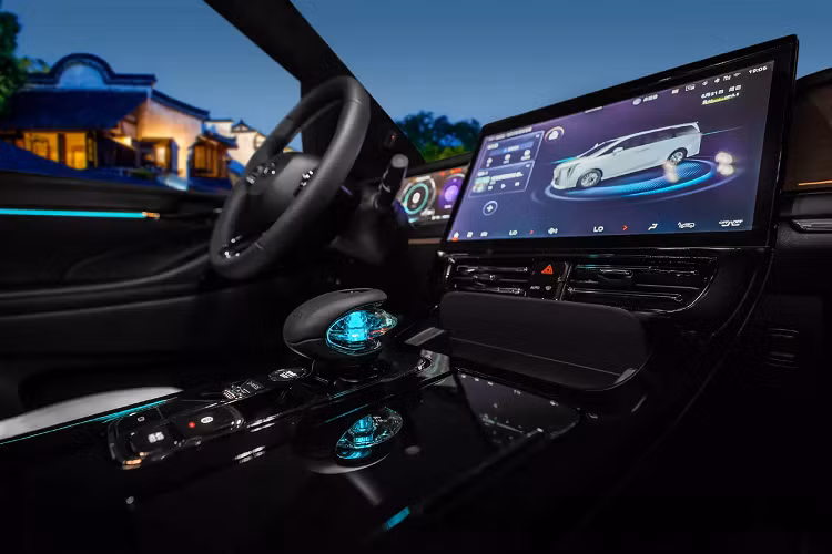 Hãng xe Trung Quốc cũng rất đầu tư khi trang bị cho xe ghế bọc da sang trọng và nhiều chi tiết làm từ kim loại bóng ở nội thất. Hệ thống chiếu sáng có mặt xung quanh cabin xe. GAC còn cung cấp tùy chọn “Royal Opera” lạ mắt hơn với cách phối màu đỏ, vàng và trắng. Chi tiết trang trí nghệ thuật bên taplo ở ghế phụ cũng được đổi mới có chữ “Master”.