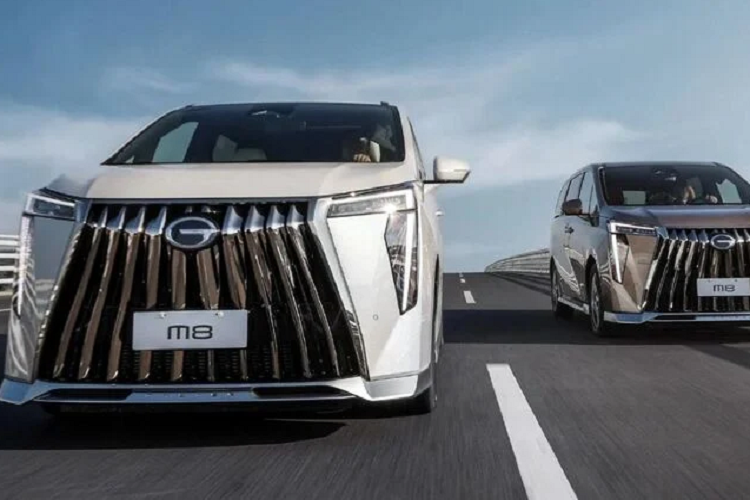 Với kích thước dài 5.212 mm, rộng 1.893 mm, cao 1.823 mm và chiều dài cơ sở 3.070 mm (tăng 70 mm so với trước). GAC Trumpchi M8 2023 mới là một chiếc MPV hầm hố với điểm nhấn là lưới tản nhiệt cỡ lớn phía trước, với 10 thanh chrome làm nhiều người liên tưởng đến các mẫu xe Lexus LM.