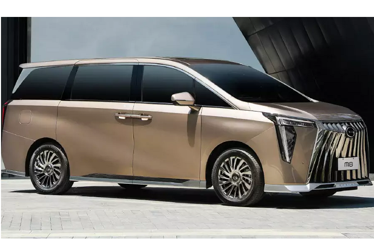 Trong khi đó, phiên bản hybrid sử dụng động cơ tương tự, nhưng được điều chỉnh để chạy trên chu trình Atkinson và chỉ sản sinh công suất 190 mã lực cùng 320 Nm, đi kèm là hệ thống hybrid từ Toyota với hộp số tự động e-CVT và động cơ điện có công suất 181 mã lực cùng 270 Nm.