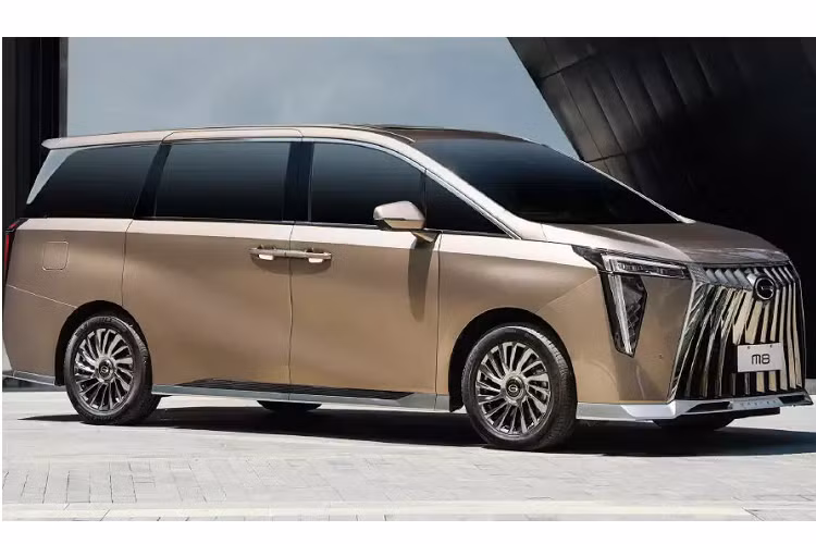 Trong khi đó, phiên bản hybrid sử dụng động cơ tương tự, nhưng được điều chỉnh để chạy trên chu trình Atkinson và chỉ sản sinh công suất 190 mã lực cùng 320 Nm, đi kèm là hệ thống hybrid từ Toyota với hộp số tự động e-CVT và động cơ điện có công suất 181 mã lực cùng 270 Nm.