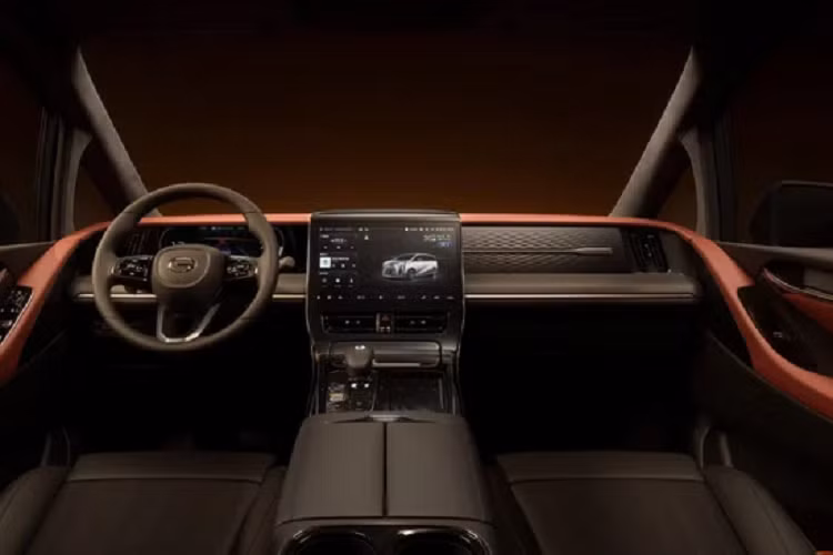 Với hệ truyền động xăng, xe sử dụng động cơ tăng áp 4 xi-lanh 2.0 lít có khả năng tạo ra công suất 255 mã lực và mô-men xoắn 400 Nm, đi kèm hộp số tự động 8 cấp truyền lực đến bánh trước.