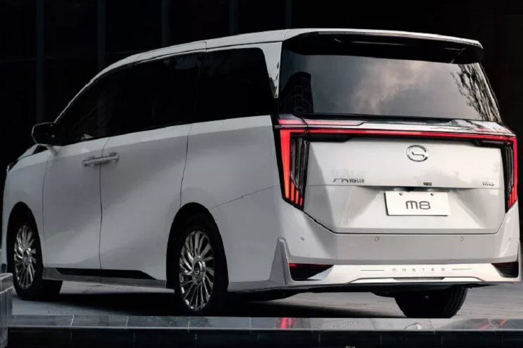 Điểm cần nhắc đến tiếp theo là đèn pha LED thanh mảnh với đường viền gợi nhớ đến các mẫu xe Peugeot gần đây, thiết kế đèn kiểu "nanh" cũng được tìm thấy ở phần đèn hậu. Quanh xe là rất nhiều chi tiết được mạ crom, cho thấy phân rõ phân khúc mà mẫu xe này nhắm đến.