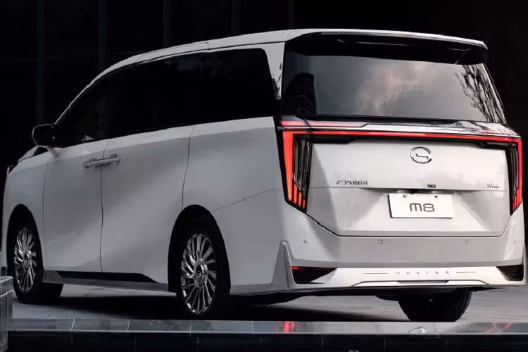 Điểm cần nhắc đến tiếp theo là đèn pha LED thanh mảnh với đường viền gợi nhớ đến các mẫu xe Peugeot gần đây, thiết kế đèn kiểu "nanh" cũng được tìm thấy ở phần đèn hậu. Quanh xe là rất nhiều chi tiết được mạ crom, cho thấy phân rõ phân khúc mà mẫu xe này nhắm đến.