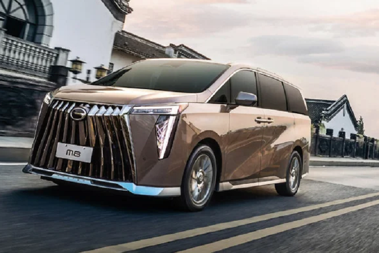 Theo nhiều nguồn tin thì ngoại hình mẫu xe trong ảnh là xe MPV GAC Trumpchi M8 2023 thuộc biến thể M8 Master, là phiên bản cao cấp nhất của dòng xe này. Trong khi những biến thể khác sẽ có lưới tản nhiệt không giống vậy.