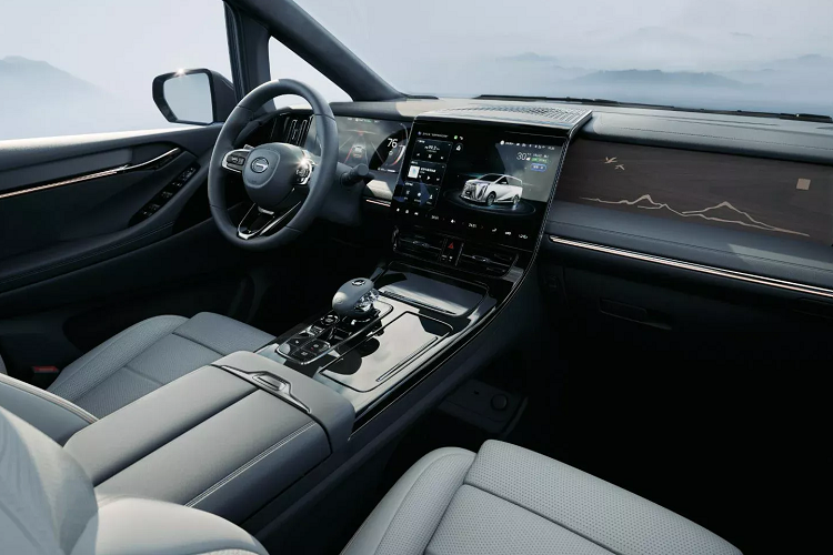 Bảng điều khiển xe gồm cụm đồng hồ kỹ thuật số 12,3 inch, hệ thống thông tin giải trí là màn hình cảm ứng Adigo 4.0 14,6 inch đặt chính giữa. Bảng điều khiển trung tâm với cần số pha lê, nút khởi động động cơ, nút chế độ lái và điều khiển phanh đỗ điện tử.