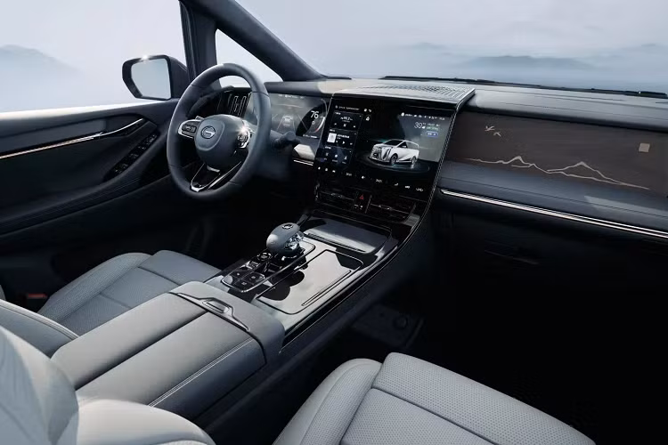 Bảng điều khiển xe gồm cụm đồng hồ kỹ thuật số 12,3 inch, hệ thống thông tin giải trí là màn hình cảm ứng Adigo 4.0 14,6 inch đặt chính giữa. Bảng điều khiển trung tâm với cần số pha lê, nút khởi động động cơ, nút chế độ lái và điều khiển phanh đỗ điện tử.