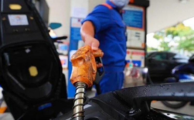 Xang dang tang cao ky luc: Di do xang dung ho 