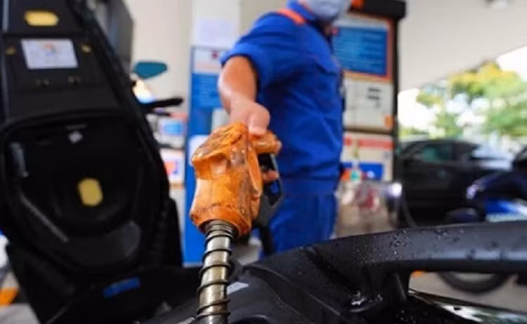 Xang dang tang cao ky luc: Di do xang dung ho 