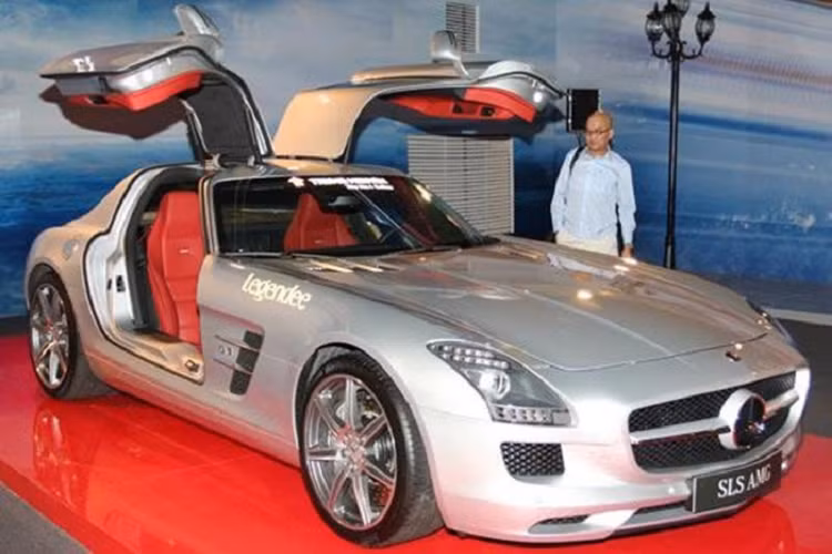 Hiện trong garage xe của ông Vũ đang có 3 chiếc xe Mercedes-Benz SLS AMG hàng hiếm khác bao gồm 1 xe tiêu chuẩn và 1 chiếc bản giới hạn 350 xe trên toàn thế giới mang tên gọi Mercedes-Benz SLS AMG Final Edition đều được nhập chính hãng.