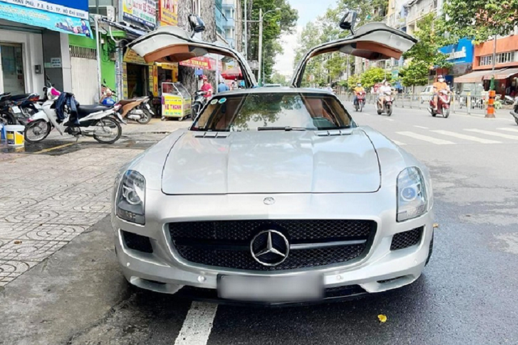 Khi mới được mang về nước, chiếc siêu xe cửa cánh chim Mercedes-Benz SLS AMG của Qua Vũ có màu sơn bạc đúng nghĩa là hậu duệ của xe "mũi tên bạc" Mercedes-Benz SLR McLaren.