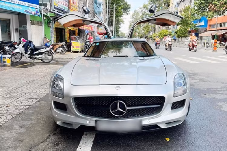 Khi mới được mang về nước, chiếc siêu xe cửa cánh chim Mercedes-Benz SLS AMG của Qua Vũ có màu sơn bạc đúng nghĩa là hậu duệ của xe "mũi tên bạc" Mercedes-Benz SLR McLaren.