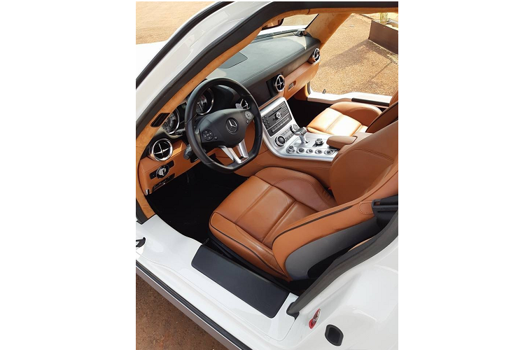 Ngoài ra, cánh gió đuôi, vỏ gương hay mâm xe được dán hoặc sơn đen cũng là những dấu ấn bên cạnh chữ UN trên cửa xe Mercedes-Benz SLS AMG.