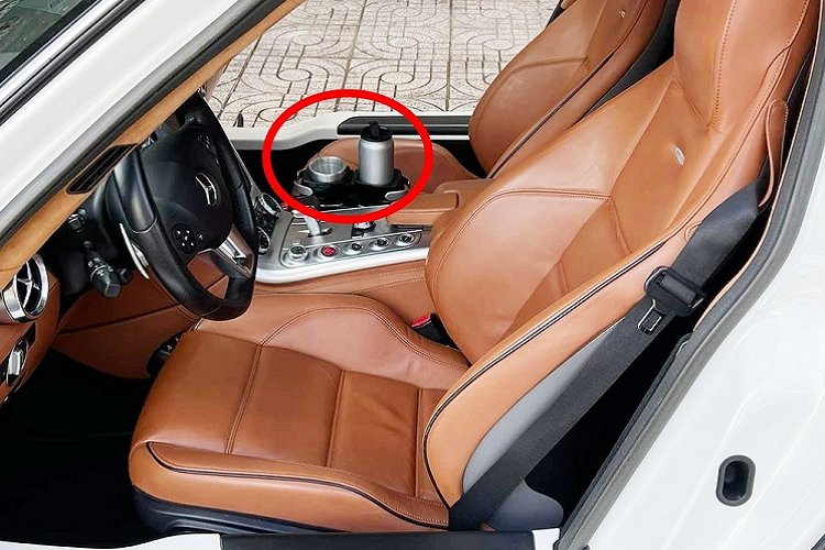 Lúc mới về nước, siêu xe cửa cánh chim Mercedes-Benz SLS AMG có nội thất màu đỏ rất đẹp mắt nhưng trong vài lần xuất hiện công khai ở Buôn Ma Thuột năm 2018 đến năm 2022 được 2 lần đích thân "Qua" Vũ cầm lái, xe có nội thất da bò.