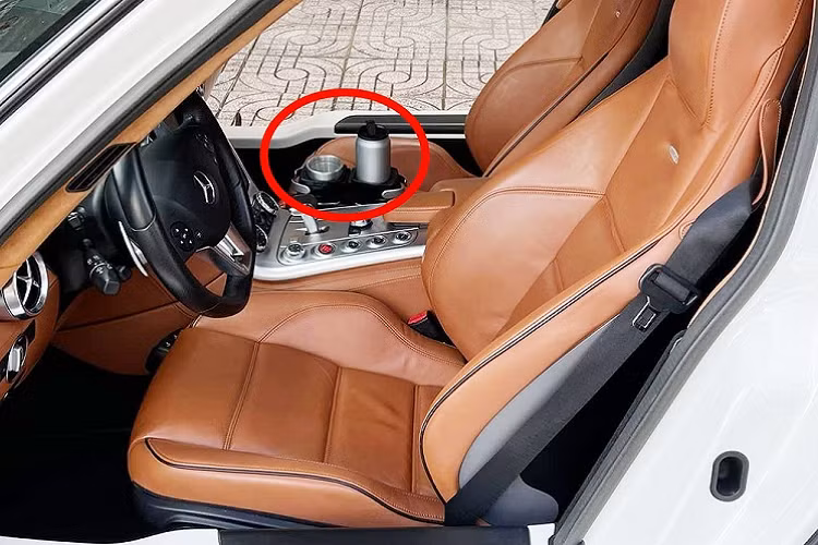 Lúc mới về nước, siêu xe cửa cánh chim Mercedes-Benz SLS AMG có nội thất màu đỏ rất đẹp mắt nhưng trong vài lần xuất hiện công khai ở Buôn Ma Thuột năm 2018 đến năm 2022 được 2 lần đích thân "Qua" Vũ cầm lái, xe có nội thất da bò.