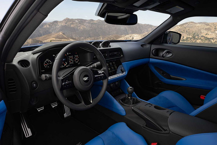 Trong khi đó, hai phiên bản trung bao gồm: Nissan Z S sử dụng hộp số sàn thể thao sẽ có giá 6.063.200 yên (47.521 USD - 1,1 tỷ đồng) còn Nissan Z T đi kèm hộp số tự động sẽ có giá 5.687.000 yên (tương đương 44.572 USD - 1,02 tỷ đồng).