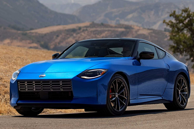 Ngoài các tùy chọn về hộp số truyền động, Nissan Z 2023 sẽ được trang bị khối động cơ V6 tăng áp kép, cho công suất tối đa lên tới 400 mã lực và mô-men xoắn có thể đạt mức 465 Nm. Sức mạnh này đáng nể hơn cả đàn anh 370Z - vốn có khả năng tăng tốc từ 0 - 100 km/h chỉ dưới 5 giây, hứa hẹn khả năng bứt tốc cực ấn tượng của Nissan Z.